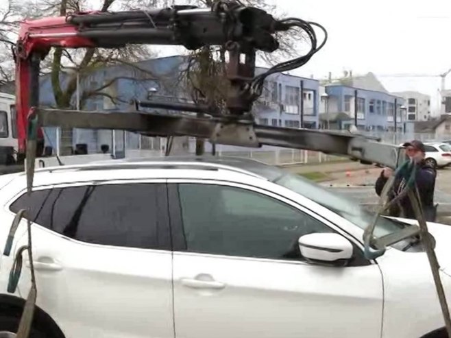 Непрописно паркирање Непрописно паркирање - Фото: РТРС