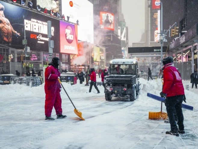 Снажна зимска олуја погодила источну обалу САД (ВИДЕО)