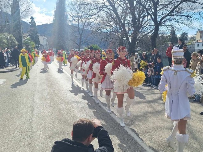 Дефилеом мажореткиња у Требињу најављен "Празник мимозе" (ВИДЕО)