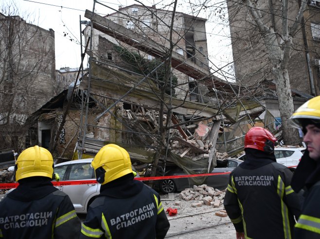 Грађевинска скела пала на напуштену кућу, нема повријеђених (ФОТО)