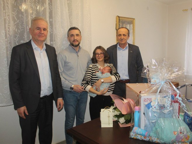 Начелник Српца златником даривао прворођену бебу у овој години