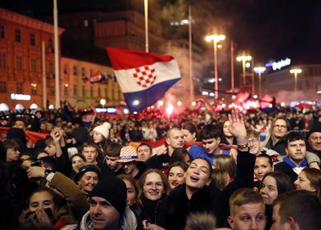 Загреб: Дочек рукометаша уз Томпсона, у публици контроверзне заставе и усташки поздрав