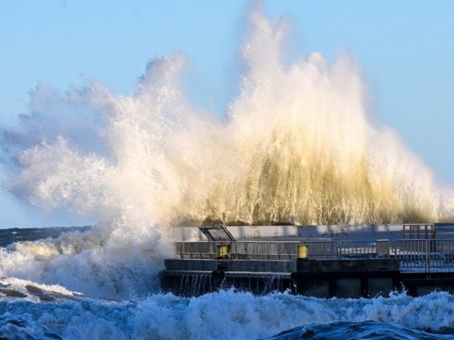 Далмацију погодила једна од највећих плима у посљедњих десетак година (ВИДЕО)