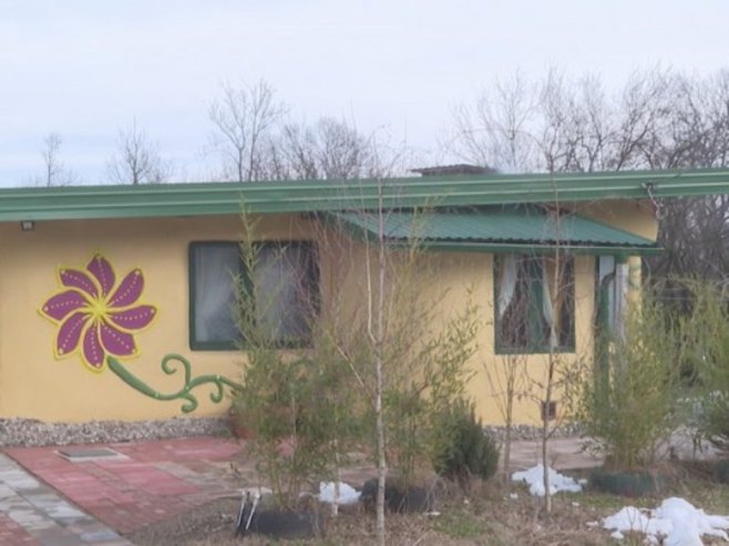 Погледајте како изгледа еколошка кућа од сламе, блата и црног бора (ВИДЕО)