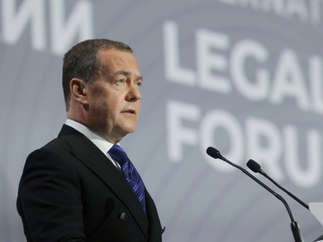 Медведев: ЕУ је сама себе ухватила у замку одбијајући испоруке руских енергената