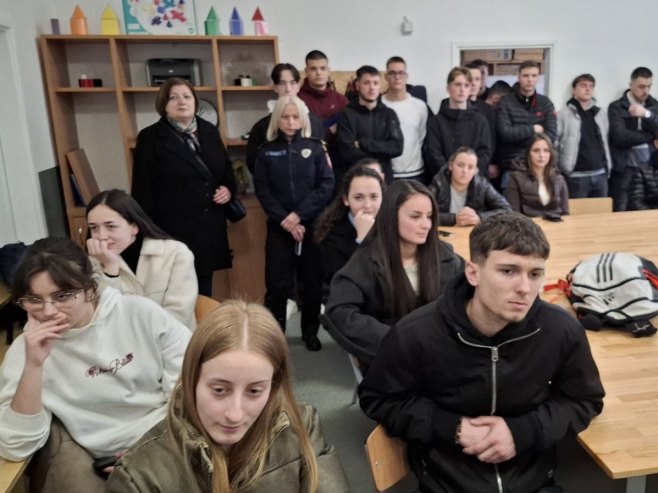 Средњошколцима у Мркоњић Граду представљен јавни конкурс за упис у 29. класу Полицијске академије