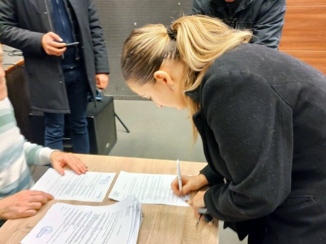 Потписани уговори о стипендирању 160 студената из Братунца