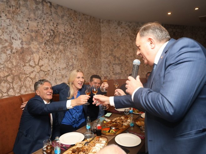 СНСД прославља побједу Синише Карана (ВИДЕО)