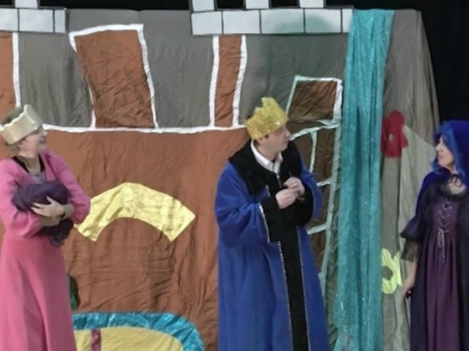 Одриграна позоришна представа за дјецу "Златокоса и принц" у Козарској Дубици (ВИДЕО)