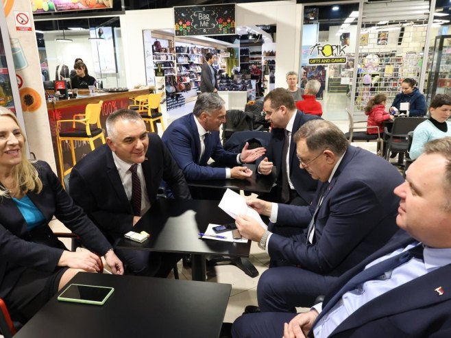 Милорад Додик са сарадницима - Фото: Уступљена фотографија