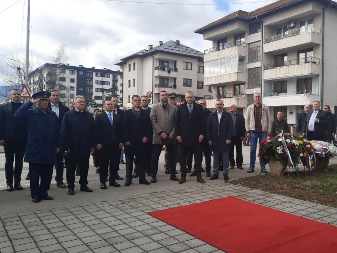 Положени вијенци код спомен-бисте Виталију Чуркину (ФОТО)