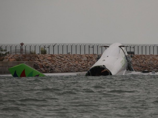 Путнички авион пао у море, сви преживјели (ВИДЕО)