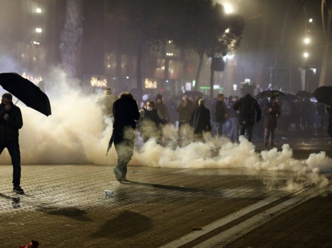 Сукоб демонстраната и полиције на протесту у Тирани, бацани Молотовљеви коктели