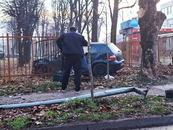 Бањалука: "Голфом" уништио семафор и ограду код школе (ФОТО)
