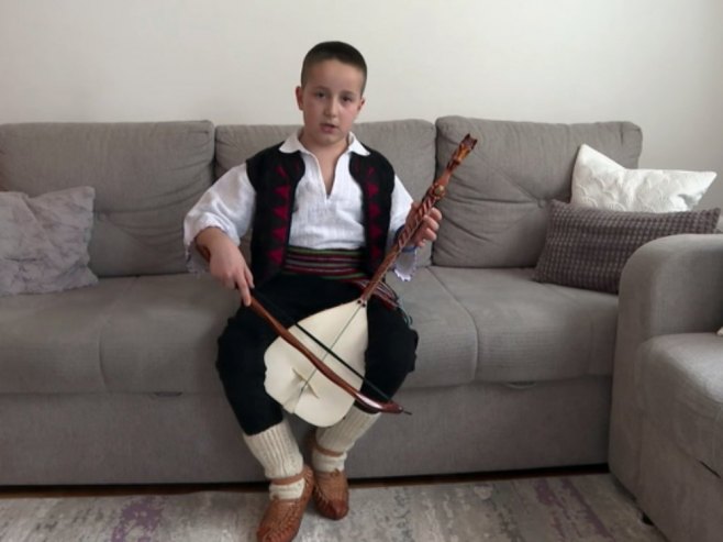 Лазар Чолаковић - најмлађи гуслар у Републици Српској