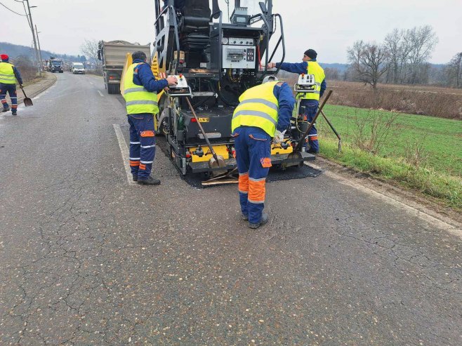 Почела санација ударних рупа на магистралном путу Костајница-Козарска Дубица