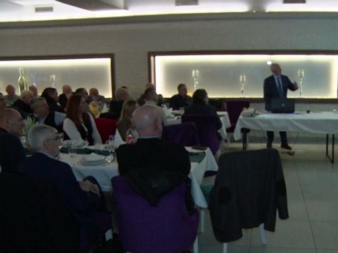 Градишка: Савјетовање за пољопривреднике - без здравог земљишта нема ни здравог воћњака