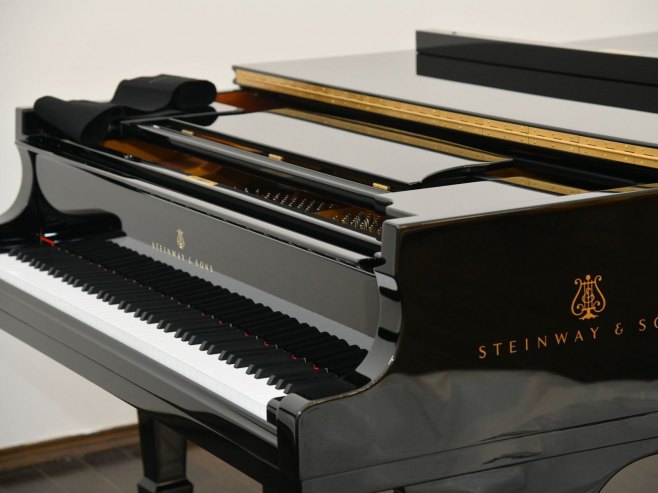 Бијељина - допремљен концертни клавир - Фото: СРНА