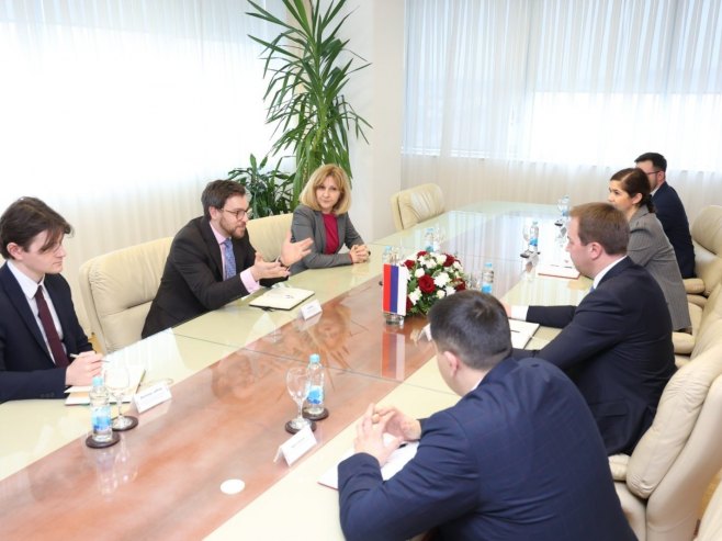 Селак са британским званичницима - Фото: Уступљена фотографија