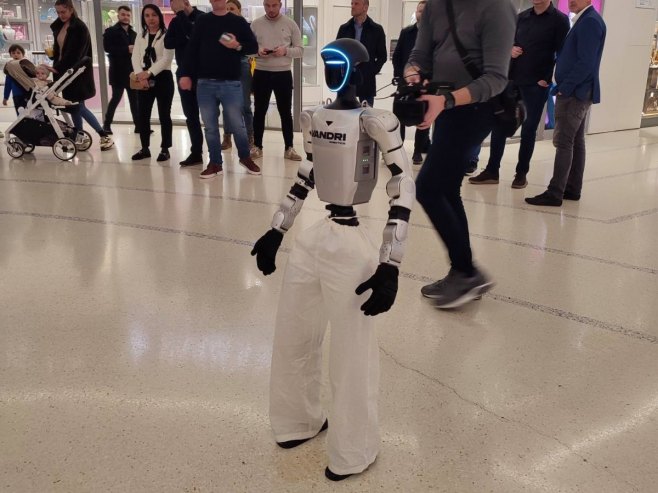 Први хуманоидни робот у БиХ стигао у Бањалуку (ВИДЕО)