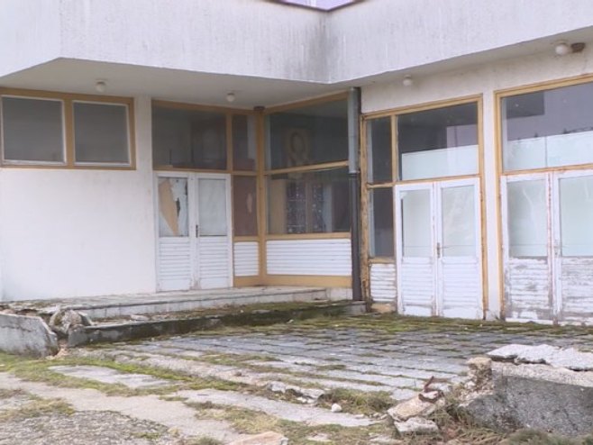 Бројни проблеми у СЦ "Алекса Шантић" у Невесињу, дотрајала столарија и мокри чворови