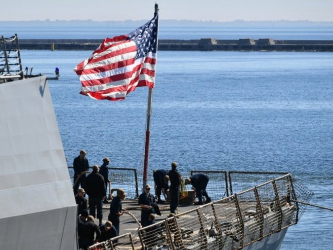 Амерички разарач сударио се са бродом за допуну горива (ВИДЕО)