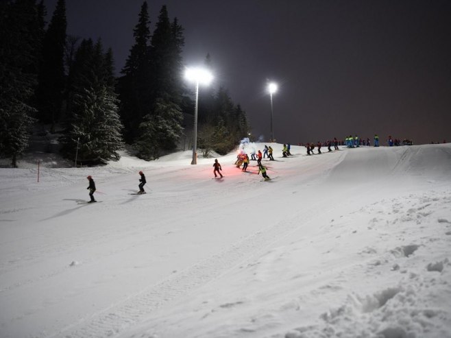 Почело ноћно скијање на Прачи - спектакуларан спуст инструктора и скијаша (ФОТО)