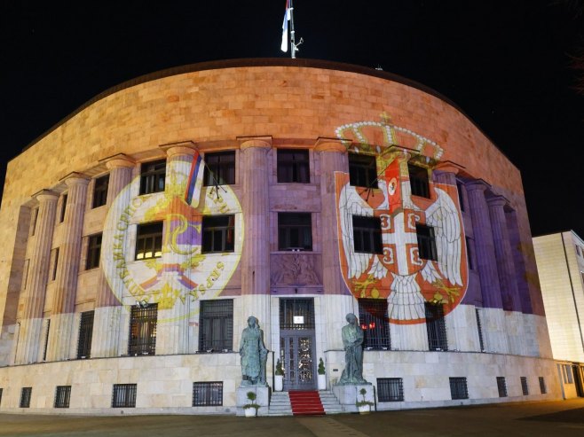 Палата Републике у бојама српске тробојке - Фото: ZIPAPHOTO/Borislav Zdrinja