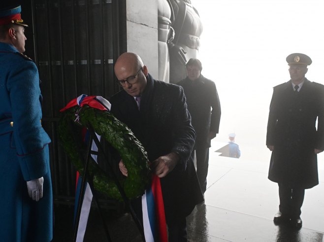 Положен вијенац на Споменик незнаном јунаку на Авали