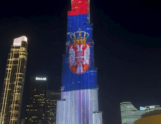 Бурџ Калифа у Дубаију у бојама српске заставе, Вучић: Хвала, драги пријатељи (ФОТО/ВИДЕО)