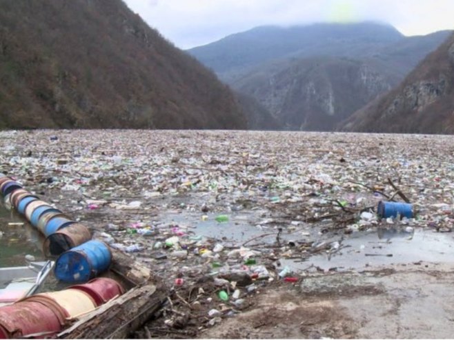 У Дрини код Вишеграда поновно нагомилане велике количине отпада са дивљих депонија