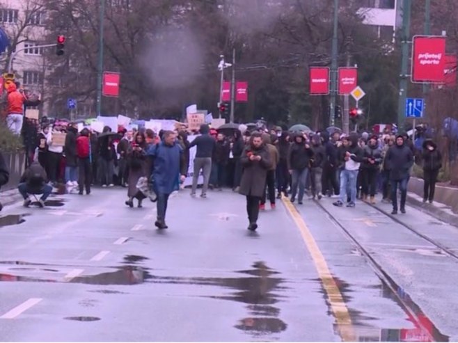 Вишедневни протести након трамвајске несреће: Пала Влада Кантона Сарајево, премијер Ук поднио оставку (ВИДЕО)