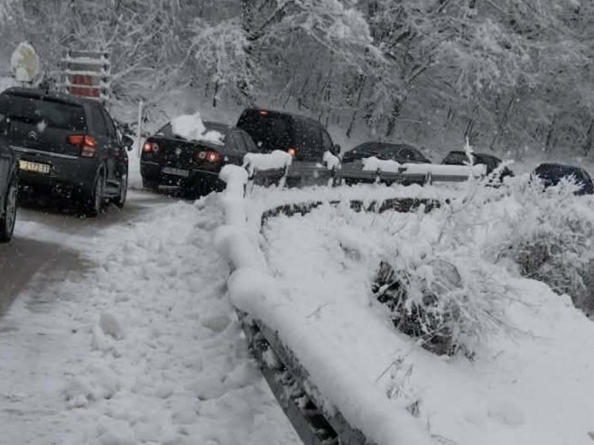 Обилне снијежне падавине у Херцеговини - саобраћај успорен уз честе застоје