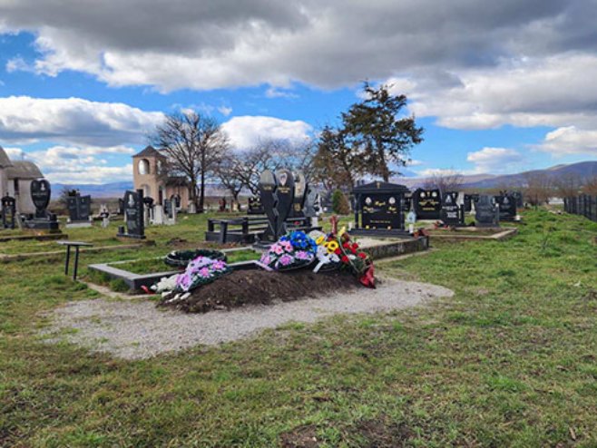 Са хумке у Скуланеву поново однесена српска тробојка