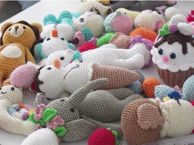 Млади све више заинтересовани за хеклање, плетење, вез