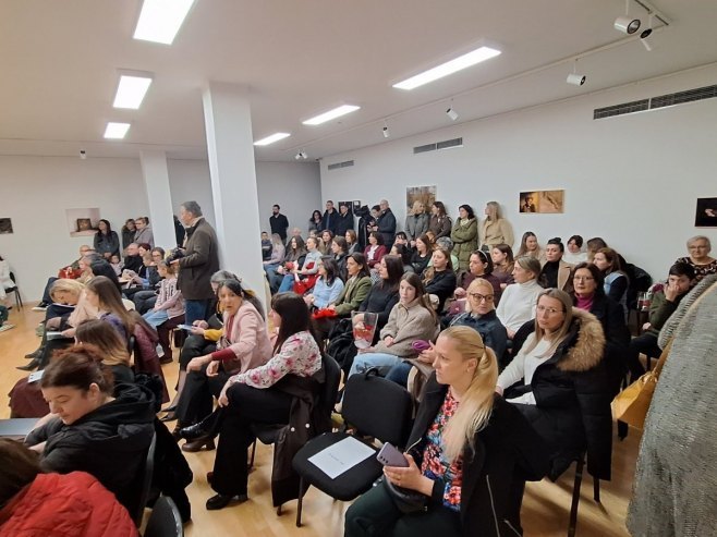 У Требињу промовисан приручник "Претворимо учионицу у доброчинитеља творнице"