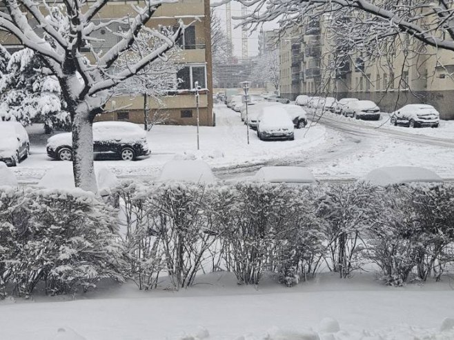 Обилне сњежне падавине зауставиле летове на аеродрому у Бечу