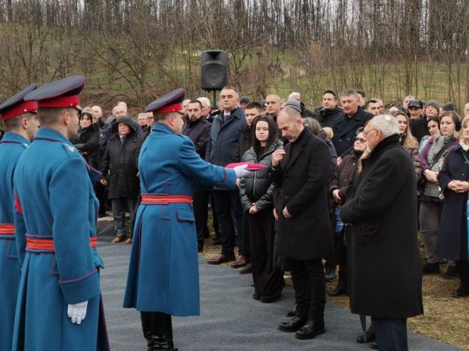 Сахрањен Борислав Паравац