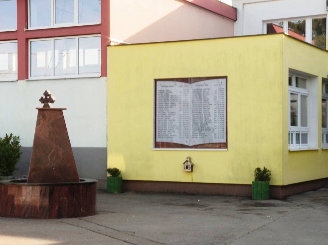 Спомен-плоча у дворишту школе у Шарговцу Спомен-плоча у дворишту школе у Шарговцу -