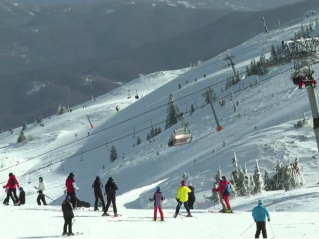 На Јахорини сезона на врхунцу: Туристи преплавили олимпијску љепотицу (ВИДЕО)