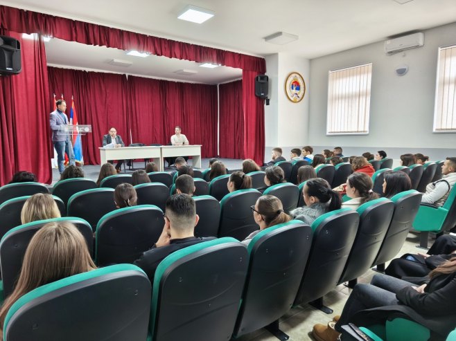 У Рибнику потписани уговори за стипендирање студената и ученика