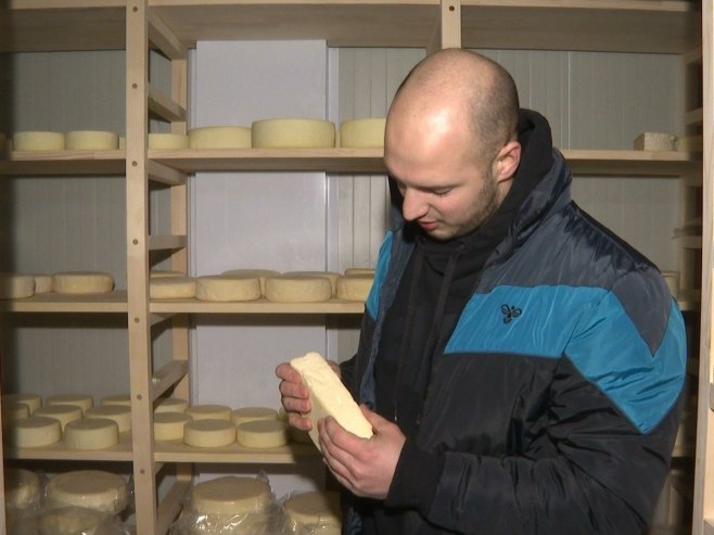 Три генерације породице Јокић из Прњавора производе сиреве рађене по традиционалној, италијанској рецептури (ВИДЕО)