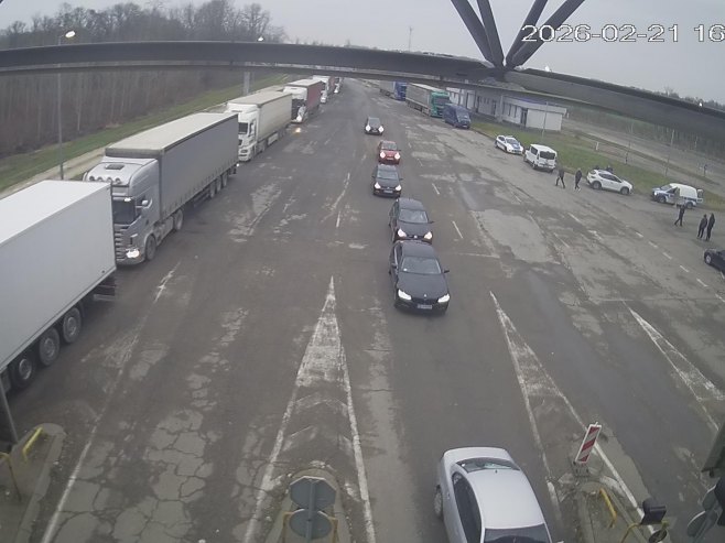 Оштећена два возила на Рачи, полиција поступа по пријави