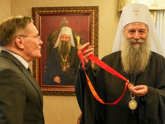Патријарх Порфирије уручио орден Алексеју Лихачову