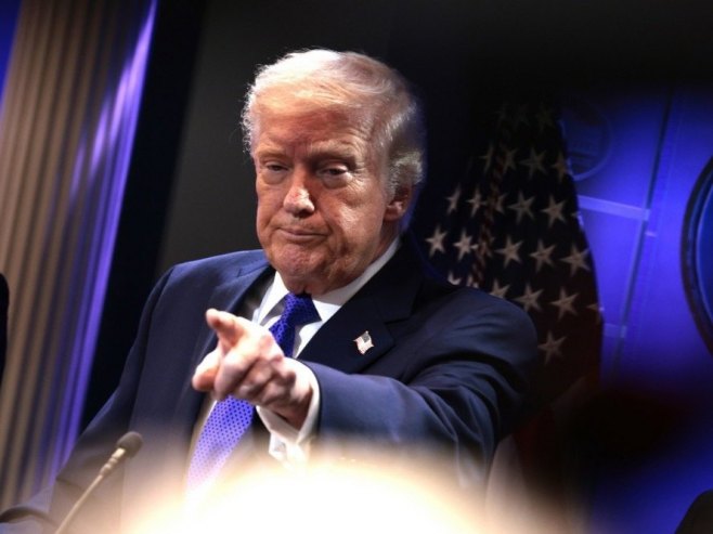 Трамп у једном дану повећао глобалне царине са 10 на 15 одсто