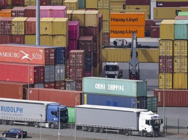 Производи у лукама (фото: EPA/CHRISTOPHER NEUNDORF) - 