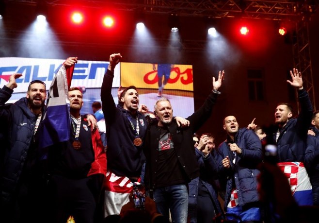 Хрватски рукометаши са Томпсоном, дочек у Загребу (Фото: EPA/ANTONIO BAT) - 