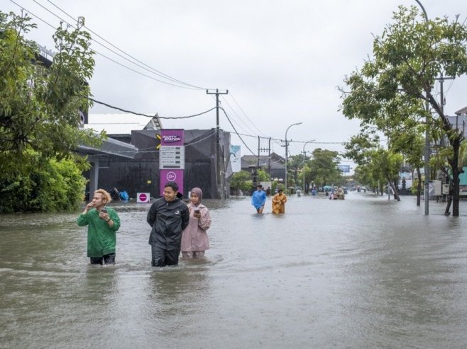На Балију, у јеку кишне сезоне, примијећени питони у полављеним насељима (ВИДЕО)
