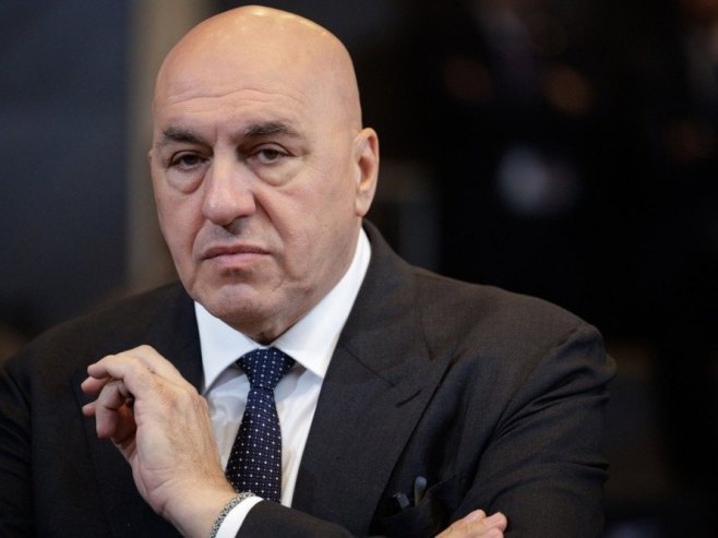 Италијански министар одбране заглављен у Дубаију са породицом због обуставе летова