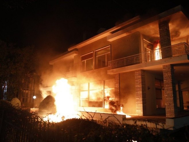 Протест опозиције у Тирани: Сукоби са полицијом, запаљена вила Енвера Хоџе (ВИДЕО)